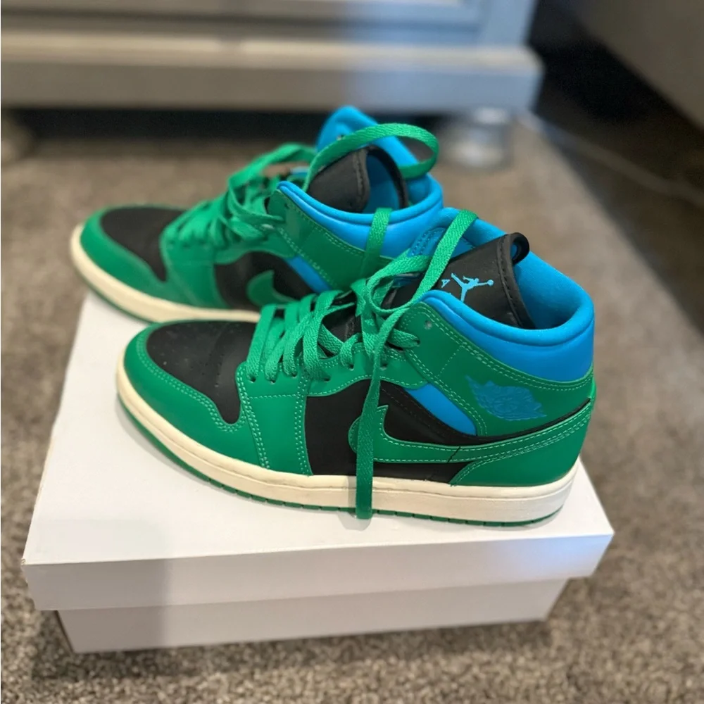 Jordan High-Top Sneakers in Green and Black - Picture 2 of 6